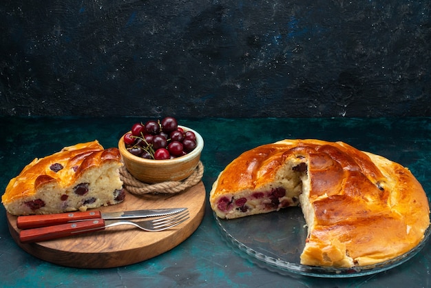 Köstliche kirschpastete geschnitten mit frischen sauerkirschen auf dunkelblauem kuchenkuchenfrucht süßem teefoto