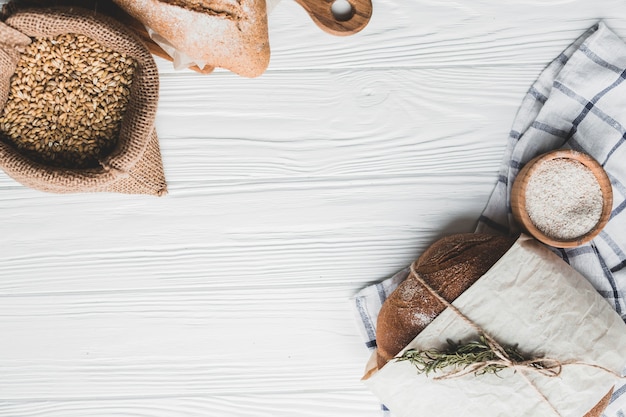 Köstliche Körner und Brot auf dem Tisch