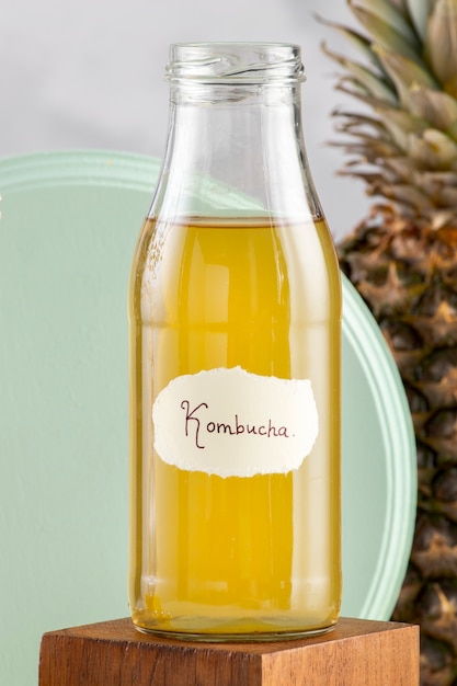 Köstliche Kombucha-Flasche und Ananas-Arrangement