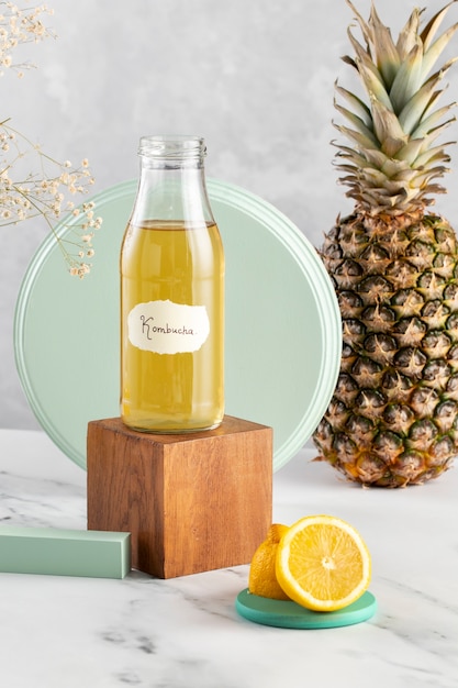 Kostenloses Foto köstliche kombucha-flasche und ananas