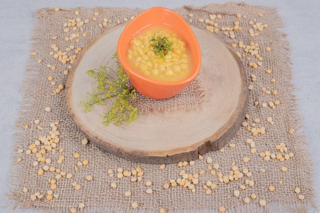 Köstliche Linsensuppe mit Linsenkorn auf Holzteller.