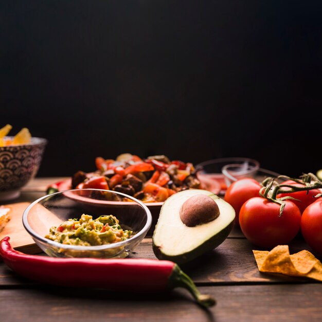 Köstliche Mahlzeit unter Gemüse und Salat auf dem Tisch