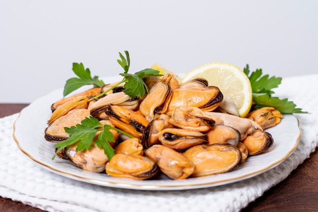 Köstliche Miesmuscheln der Nahaufnahme auf einer Platte