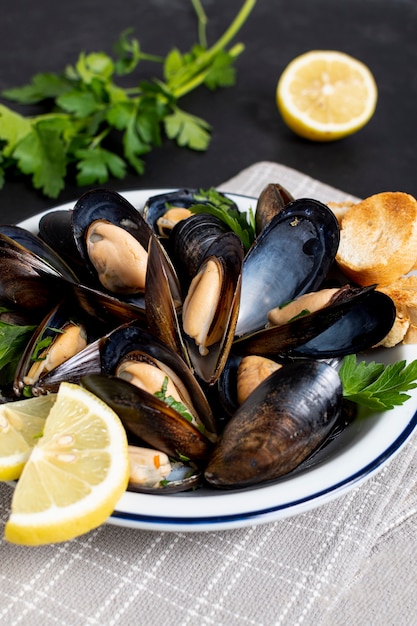 Köstliche Miesmuscheln der Nahaufnahme mit Zitronenscheiben