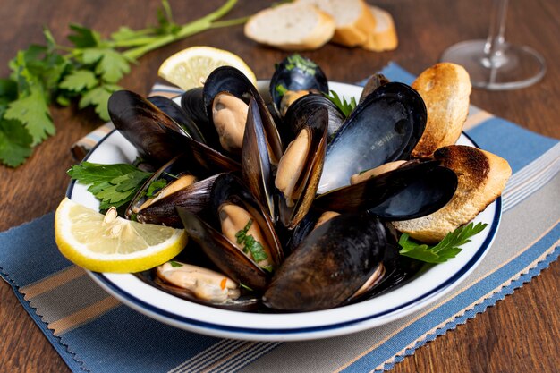 Köstliche Miesmuscheln der Nahaufnahme mit Zitronenscheiben