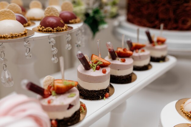 Köstliche Mousse-Desserts mit Erdbeeren an der Bankett-Schokoriegel dekoriert