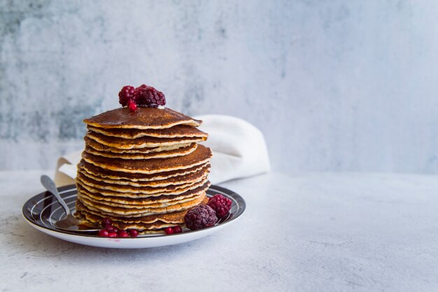 Köstliche Pfannkuchen auf dem Tisch mit Kopienraum