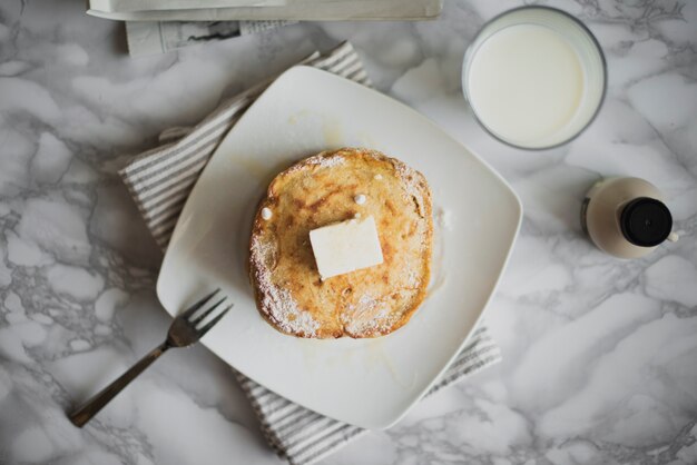 Köstliche Pfannkuchen der Draufsicht mit Milch