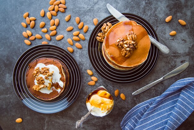 Köstliche Pfannkuchen der Draufsicht mit Nüssen