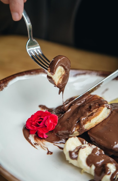 Köstliche pfannkuchen der nahaufnahme mit schokolade und banane zum frühstück