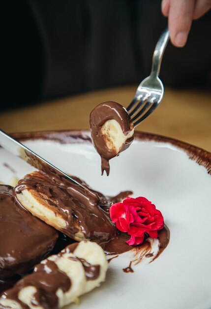 Köstliche Pfannkuchen der Nahaufnahme mit Schokolade und Banane zum Frühstück