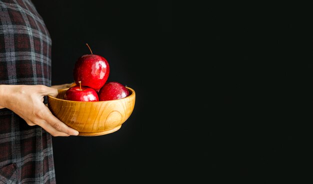 Köstliche Äpfel, die von einer Person gehalten werden