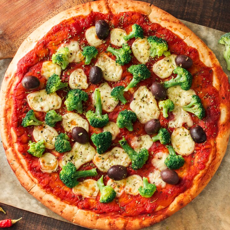 Kostenlose Foto köstliche pizza serviert auf holztisch