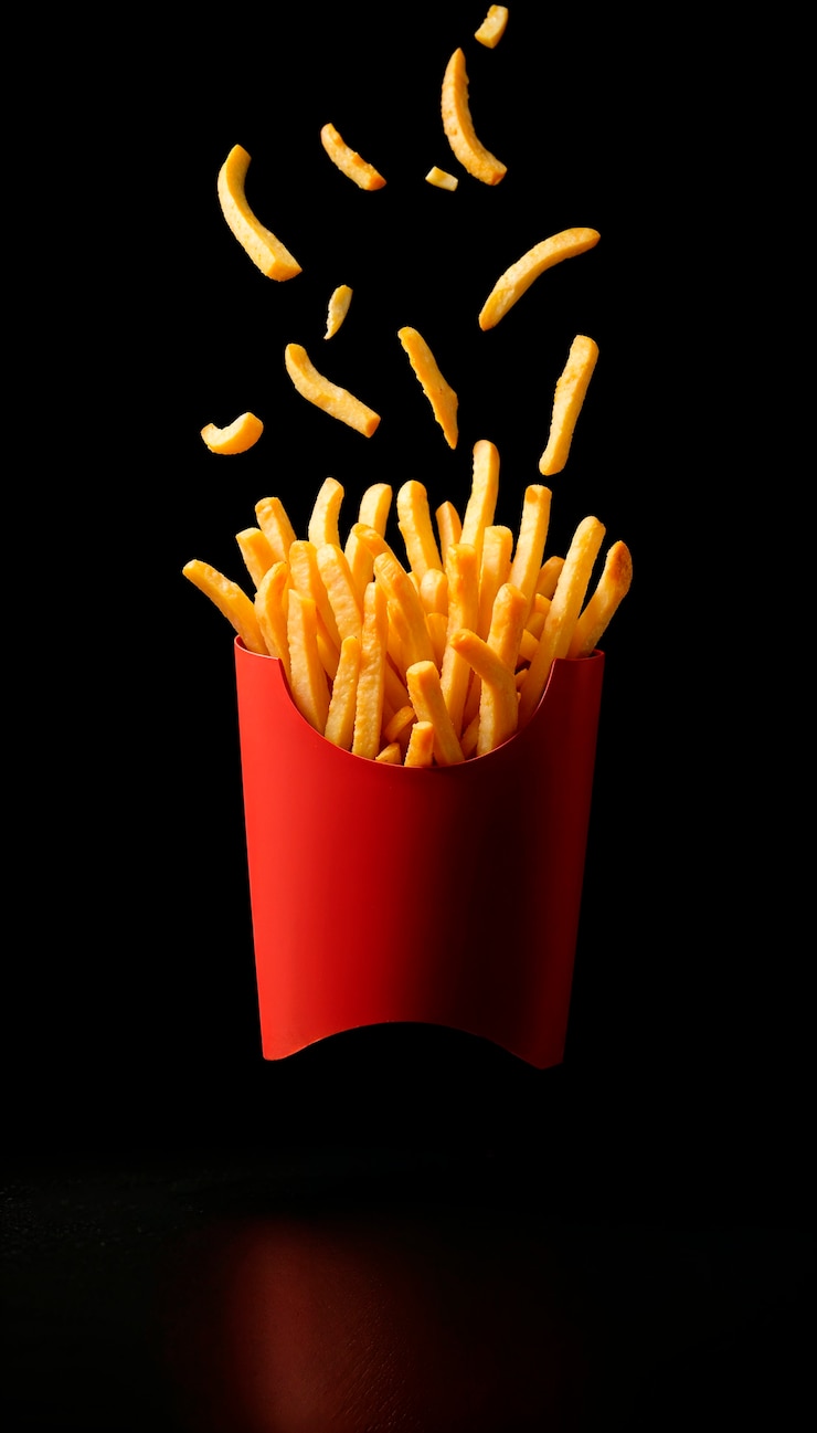 Kostenlose Foto köstliche pommes frites im studio