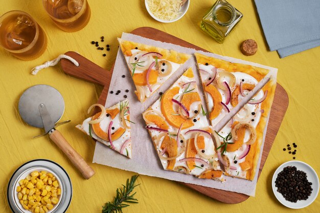 Köstliche quadratische Pizza auf Holzbrett