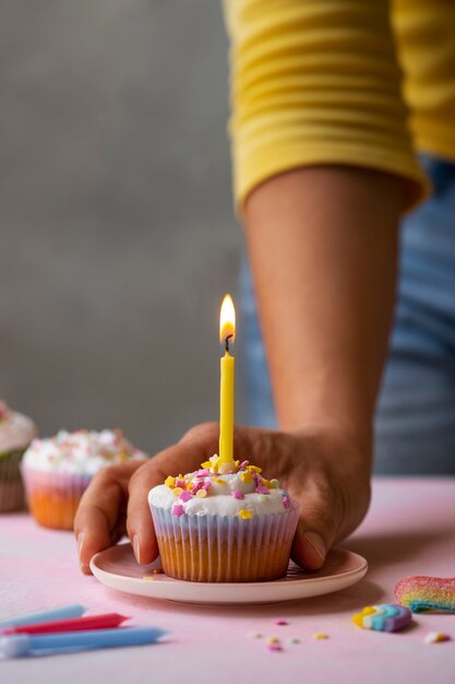 köstliche Regenbogen-Cupcakes im Stillleben