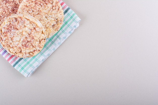 Köstliche Reiskuchen mit Tischdecke auf weißem Tisch. Foto in hoher Qualität