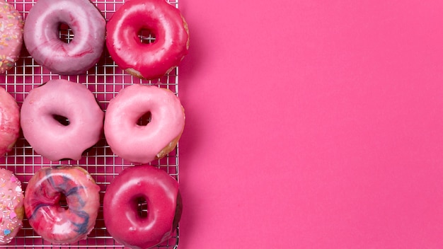 Köstliche rosa Donuts kopieren Platz
