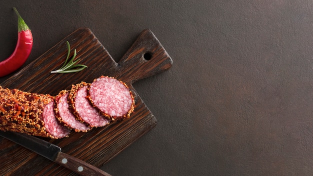 Kostenloses Foto köstliche salami der draufsicht auf dem tisch mit kopienraum