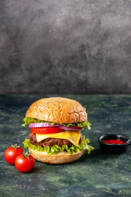 Köstliche Sandwich-Ketchup-Tomaten mit Stiel auf dunkler Mischfarboberfläche mit Freiraum