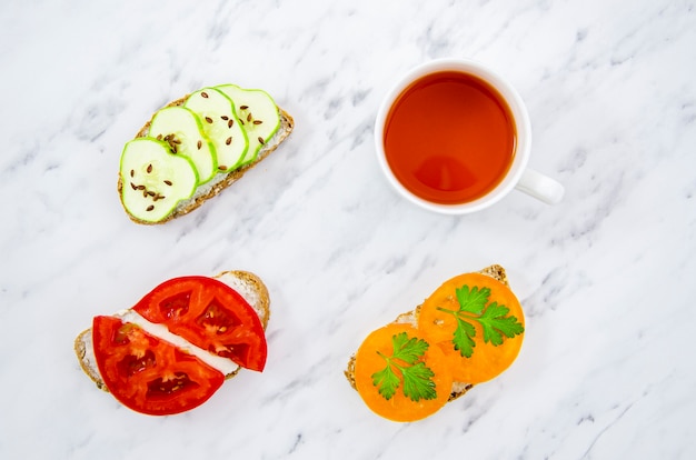 Köstliche Sandwiche des Draufsichtveggie mit Tee