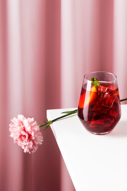 Kostenloses Foto köstliche sangria mit blumen auf dem tisch