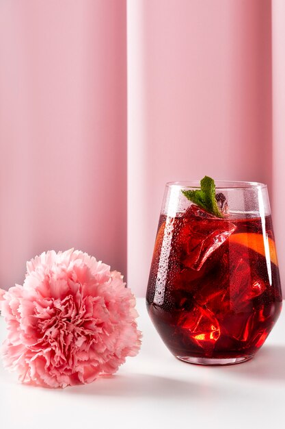 Köstliche Sangria mit Minze und Blume