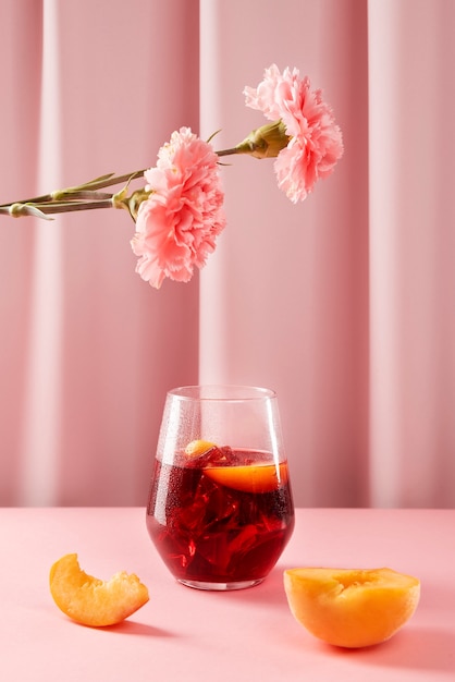 Kostenloses Foto köstliche sangria, pfirsich und rosa blüten