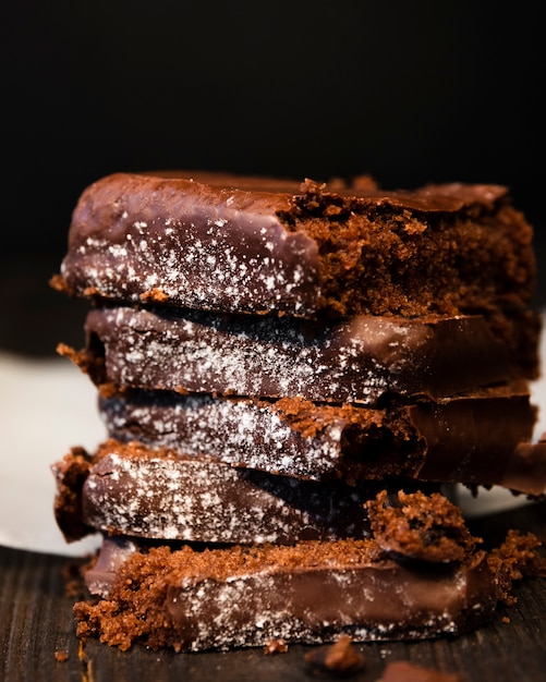 Kostenloses Foto köstliche schokoladenkuchen der nahaufnahme mit zucker