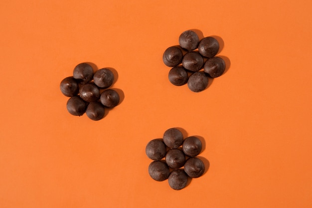 Kostenloses Foto köstliche schokoladenstückchen-blumen-draufsicht