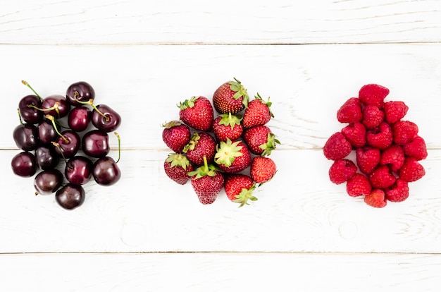 Köstliche Sommerbeeren auf weißer Oberfläche