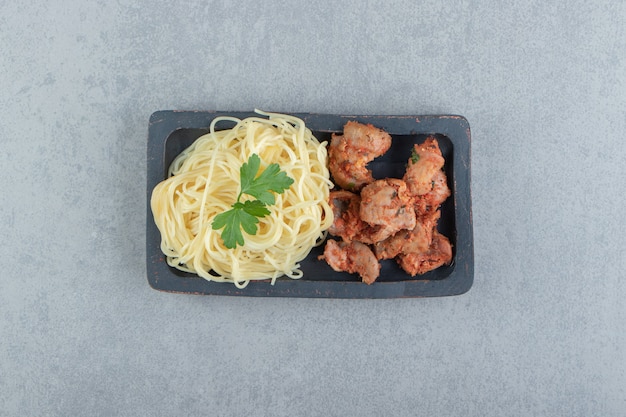 Köstliche Spaghetti-Nudeln mit mariniertem Fleisch.