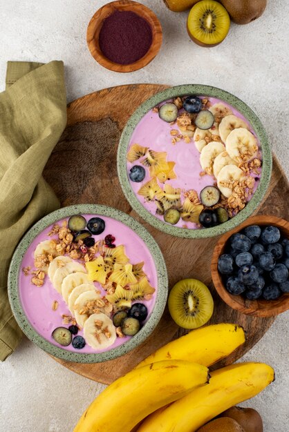 Köstliche süße Açai-Bowl-Komposition