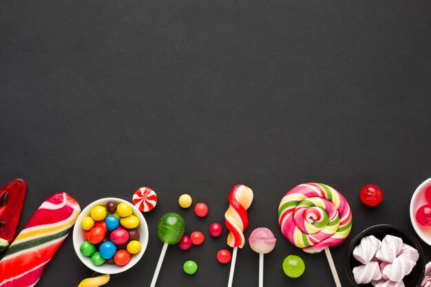 Köstliche Süßigkeiten der Draufsicht auf schwarzer Tabelle
