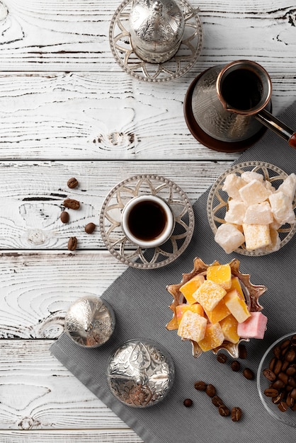 Köstliche Süßigkeiten und Kaffeetasse Draufsicht