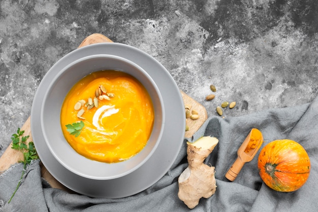 Köstliche Suppe der Draufsicht auf grauem Hintergrund