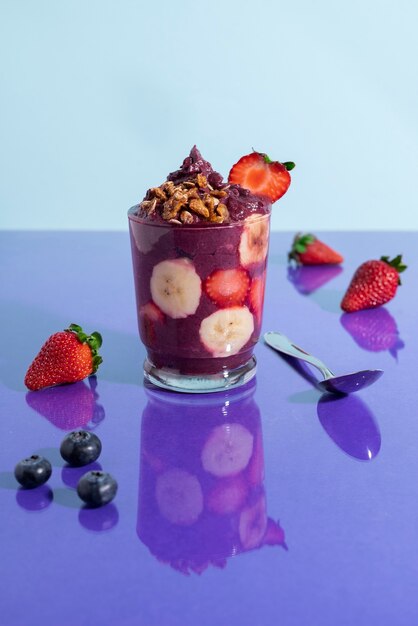 Köstliche Tasse brasilianisches Dessert mit Erdbeeren