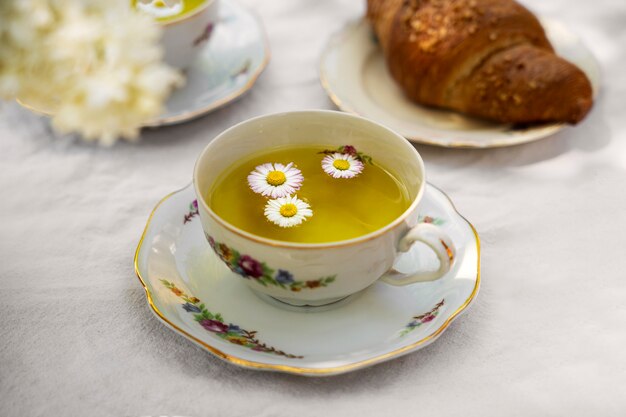 Köstliche Tasse Tee des hohen Winkels