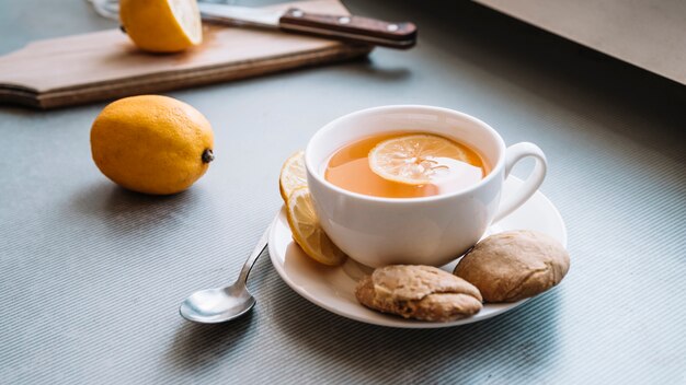 Köstliche Tasse Tee und Vorderansicht der Plätzchen