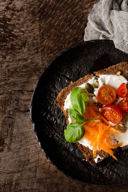 Köstliche Toastscheibe mit Kirschtomaten auf Pfanne