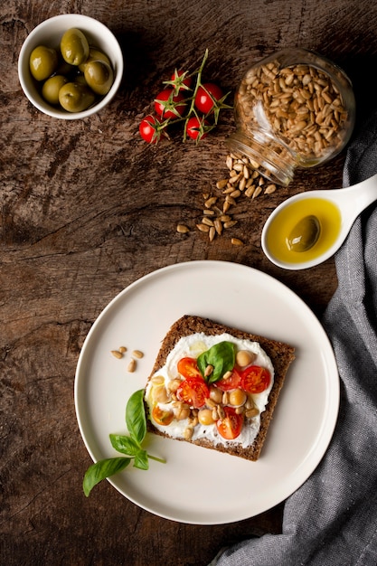 Kostenloses Foto köstliche toastscheibe mit kirschtomaten und samen