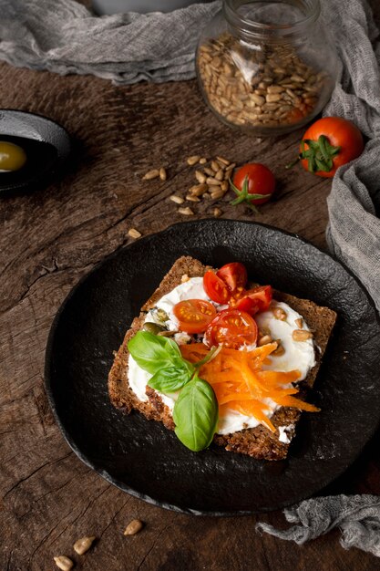 Köstliche Toastscheibe mit Kirschtomaten und Stoff