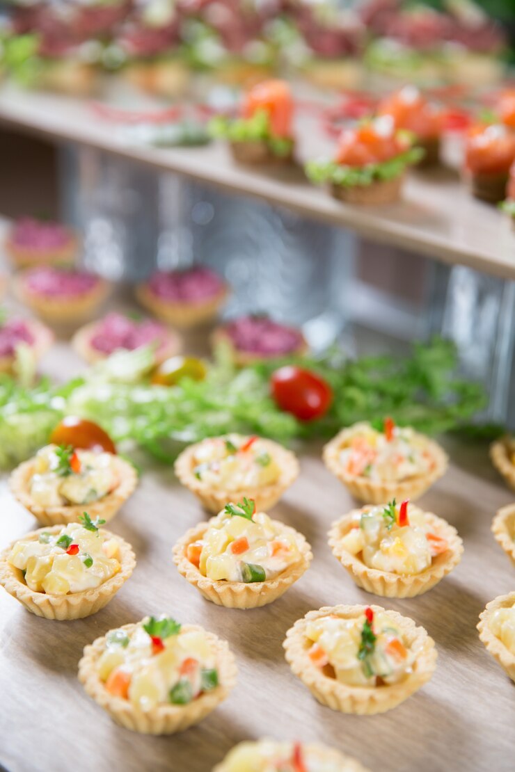 Kostenlose Foto köstliche törtchen mit salat am buffet
