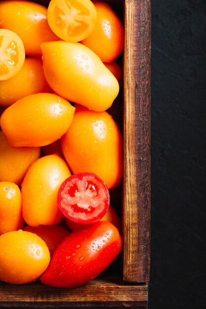 Köstliche Tomaten der Draufsicht in einem Korb
