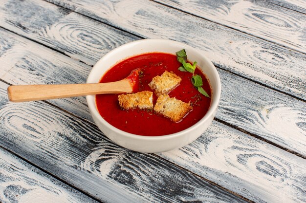 Kostenloses Foto köstliche tomatensuppe mit zwieback im inneren auf dem grauen rustikalen essen abendessen mahlzeit suppe gemüse