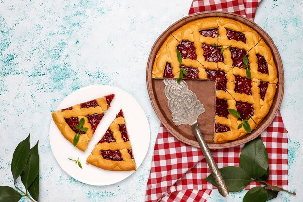 Köstliche traditionelle Beerenkirschtorte Crostata auf heller Oberfläche