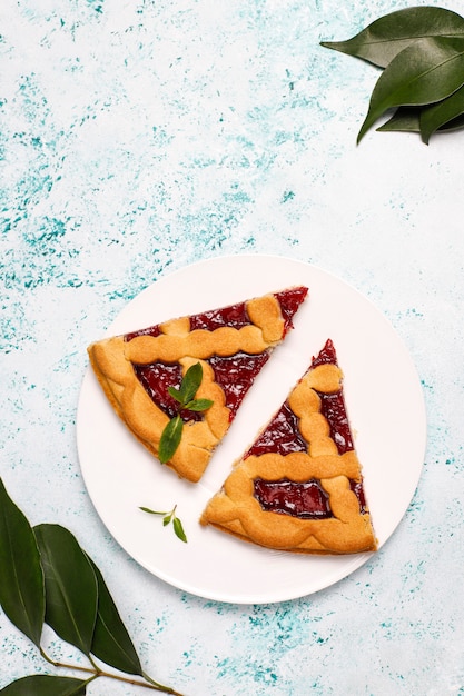 Kostenloses Foto köstliche traditionelle beerenkirschtorte crostata auf heller oberfläche