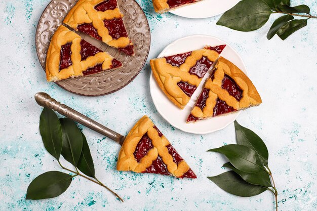 Köstliche traditionelle Beerenkirschtorte Crostata auf heller Oberfläche