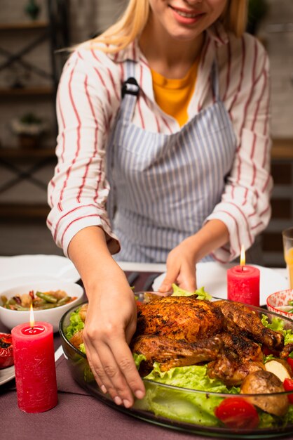 Köstliche Truthahn- und Salatsoße der Nahaufnahme