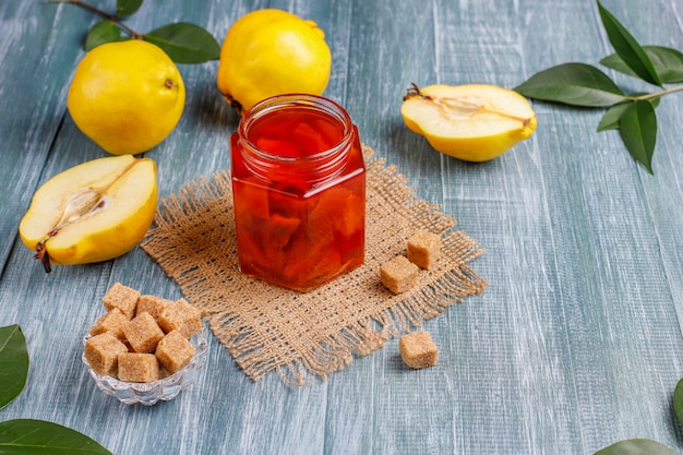 Köstliche und gesunde hausgemachte Quittenmarmelade im Glas, Draufsicht